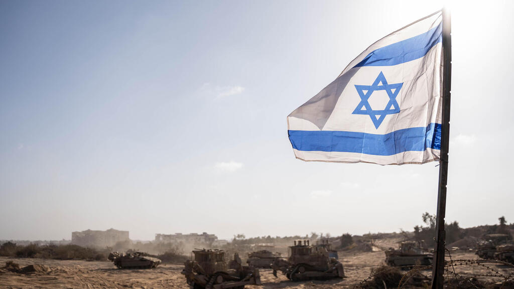 דגל ישראל מונף ברצועת עזה