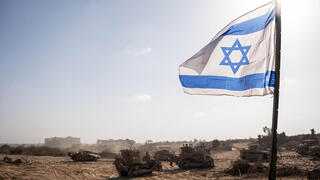 דגל ישראל מונף ברצועת עזה