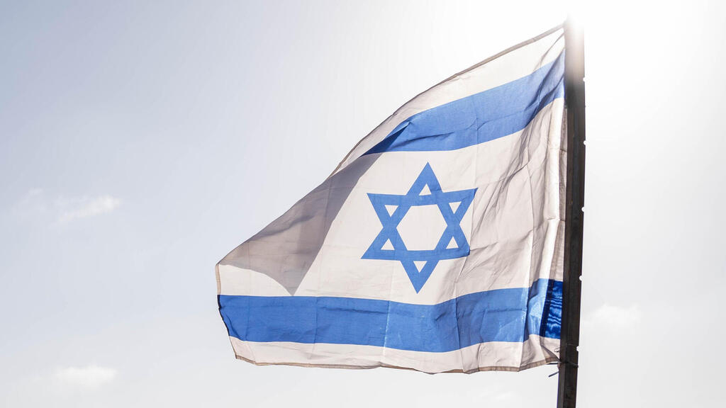 דגל ישראל מונף ברצועת עזה