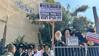 מפגין הגיע עם מיצג של גרדום ללשכת הגיוס בירושלים