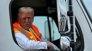 דונלד טראמפ מחופש לעובד זבל במשאית