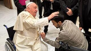 הפצוע אלון קמינר ופרופ' יצחק קרייס פגשו את האפיפיור פרנסיסקוס בוותיקן