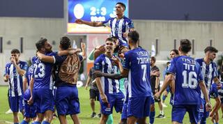 שחקני הפועל פתח תקווה חוגגים עם הקהל