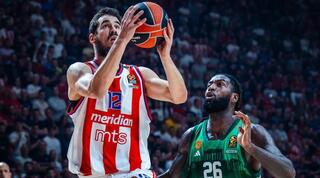 פנאתינייקוס מול הכוכב האדום