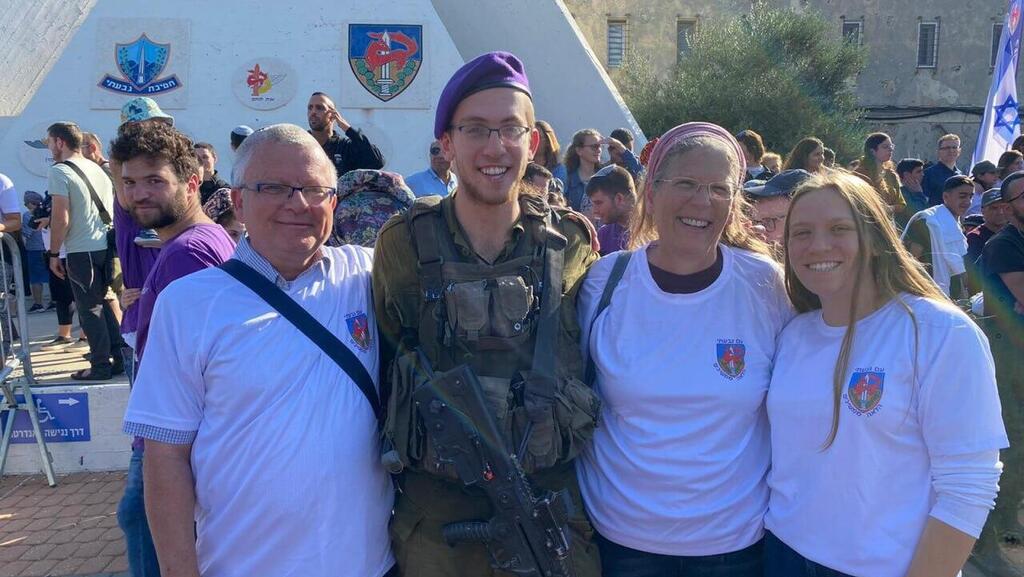 סמ"ר יאיר חנניה ז"ל  עם משפחתו