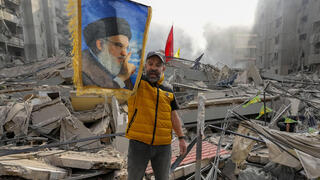 גבר מוחה נגד ישראל בדאחייה שבביירות, דרום לבנון