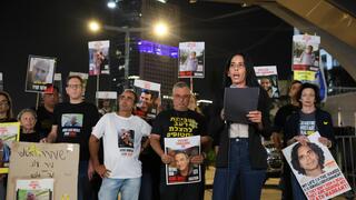 הצהרת משפחות החטופים בשער בגין שבתל אביב ביום ה-393 למלחמה