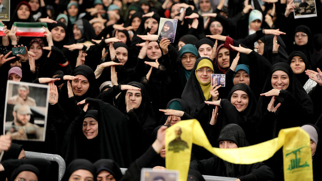 נשים איראניות במפגש עם המנהיג העליון עלי חמינאי