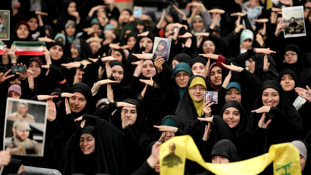 נשים איראניות במפגש עם המנהיג העליון עלי חמינאי