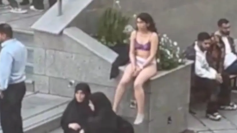 דיווח איראני: אישה הורידה בגדיה בקמפוס באוניברסיטה באיראן במחאה נגד כוחות הביטחון שהכריחו אותה ללבוש חיג'אב
