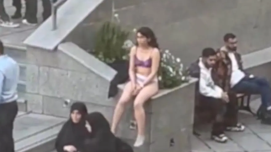 דיווח איראני: אישה הורידה בגדיה בקמפוס באוניברסיטה באיראן במחאה נגד כוחות הביטחון שהכריחו אותה ללבוש חיג'אב