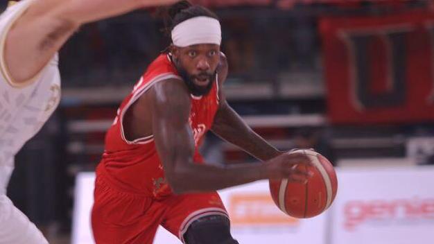 שחקן הפועל ת"א פטריק בברלי