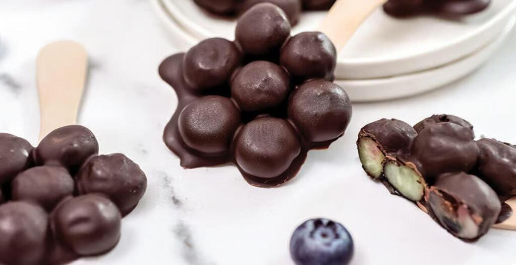 Chocolate-coated Blueberry Flowers