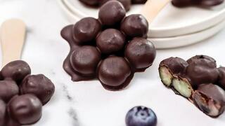 Chocolate-coated Blueberry Flowers