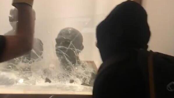 גניבת הפסלים