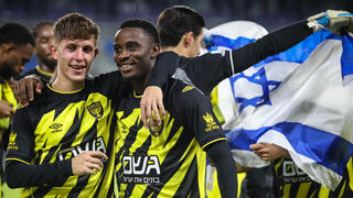 שחקן בית"ר ירושלים עדי יונה עם טימוטי מוזי