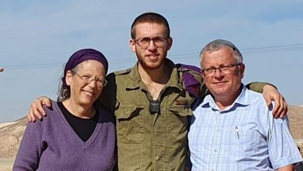 סמ"ר יאיר חנניה ז"ל  עם משפחתו