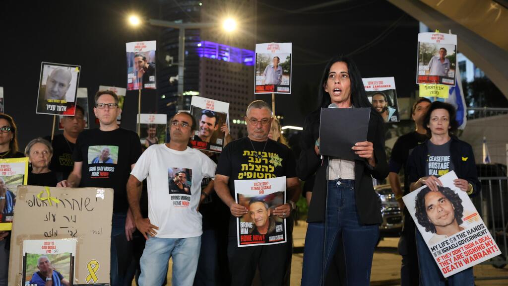 הצהרת משפחות החטופים בשער בגין שבתל אביב ביום ה-393 למלחמה