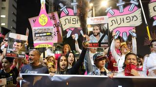 הפגנה למען השבת החטופים בדרך בגין שבתל אביב