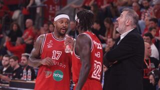 מאמן הפועל ת"א סטפנוס דדאס עם פטריק בברלי מרקוס פוסטר