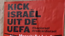 שלט אנטי ישראלי שנתלה מחוץ לאצטדיון של אייאקס