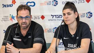 מאמן נבחרת הנשים של ישראל שרון דרוקר עם דניאל רבר