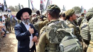 הרב משה אלמושנינו ובנו