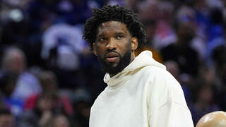 שחקן פילדלפיה סיקסרס ג'ואל אמביד