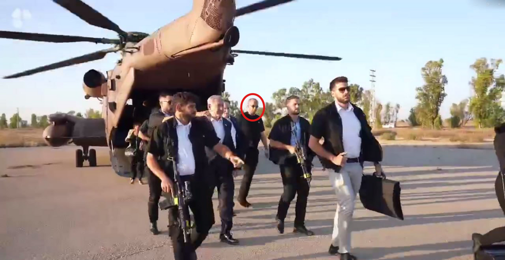 Feldstein (in circle) and Netanyahu 