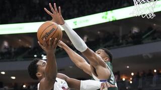 דונובן מיצ'ל מול יאניס אנטטוקומפו