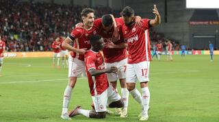 שחקני הפועל באר שבע שמחים