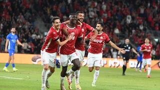 שחקני הפועל באר-שבע חוגגים עם קינגס קנגאווה