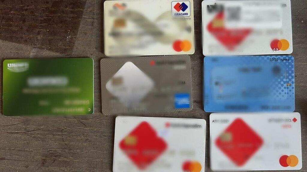 Кредитные карты, изъятые у подозреваемого 