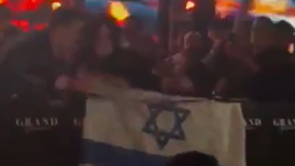סקאזי בהופעה עם דגל ישראל