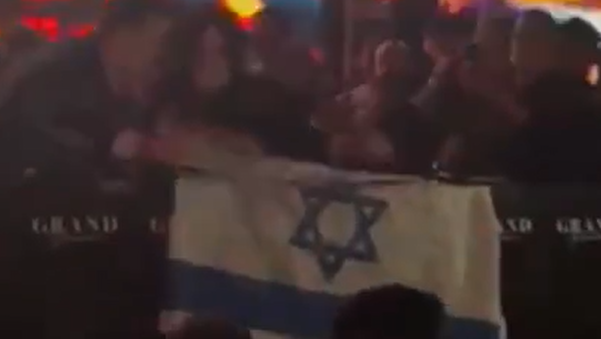 סקאזי בהופעה עם דגל ישראל
