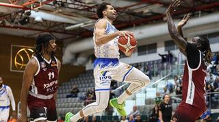 דרו קרופורד עולה לסל