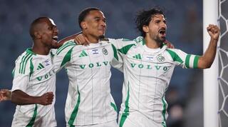 קסנדר סברינה חוגג עם חבריו