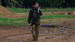 חייל צה"ל צועד בגשם