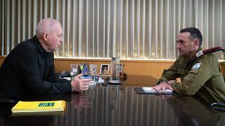 שר הביטחון יואב גלנט בפגישהעם חברי פורום המטה הכללי של צה״ל, בראשות הרמטכ״ל רב אלוף הרצי הלוי