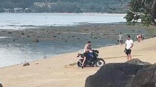תייר ישראלי רכב על אופנוע בחוף הים בתאילנד
