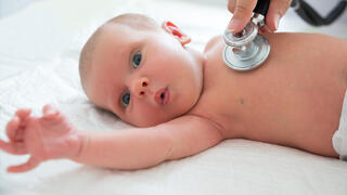 בדיקה רפואית של תינוק