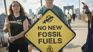 מחאה כנגד תעשיית הדלקים המאובנים