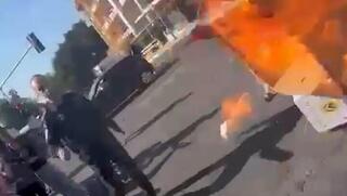 שוטר בועט בקרטון בוער לעבר תלמידים שמפגינים בהוד השרון נגד פיטורי גלנט