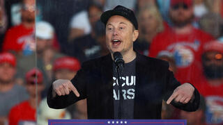 אילון מאסק באירוע תמיכה בדונלד טראמפ לנשיאות ארה"ב בפנסילבניה