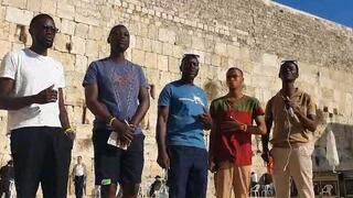 חברי הלהקה בכותל. "מאמינים שעם ישראל הוא העם הנבחר"