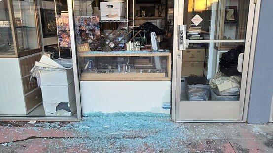 החלונות נופצו