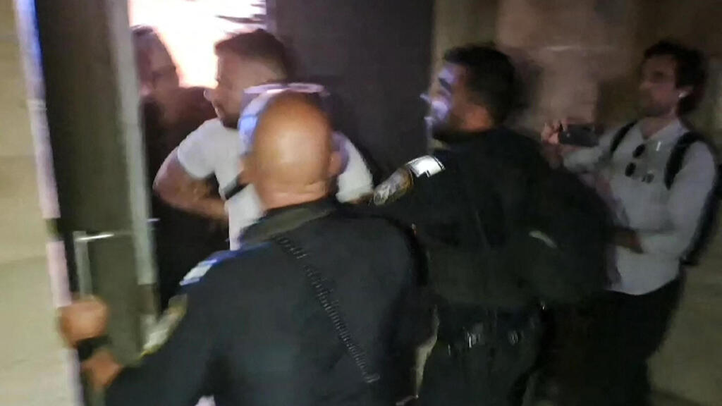 מעצר מאבטח צרפתי ב כנסיית אלאונה ב הר הזיתים ב ירושלים בעימות בביקור שר החוץ של צרפת ז'אן-נואל בארו