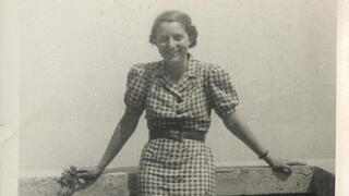 חנה סנש בגיל 16