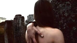 תמונות אירוטיות ליד קברי יהודים