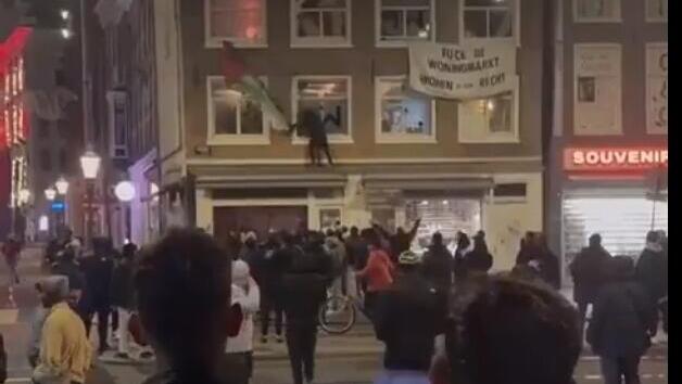 אוהדי מכבי ת"א מוריד דגל פלסטין